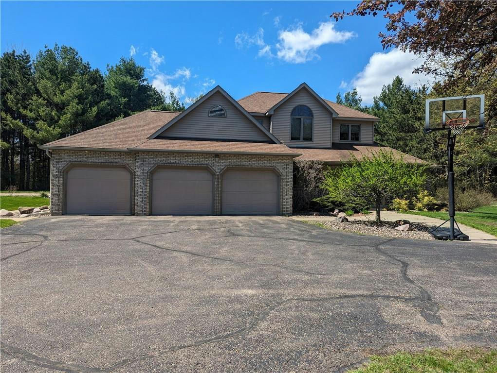 6420 WHITE TAIL DR, EAU CLAIRE, WI 54701, photo 1 of 37